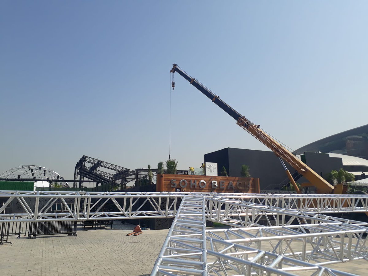 TrussAluFactory's tweet image. Another snapshot from build up in Dubai - day two. Take a look at the pics showing placement of the structure in place. Once again TAF truss was flying. Structure one is done and more is coming...

#TrussAluminiumFactory #TAFtruss #trusssystem #aluminiumtrusses #BehindTheScenes