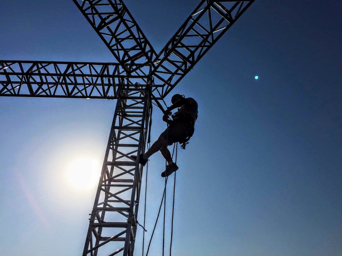 TrussAluFactory's tweet image. Another snapshot from build up in Dubai - day two. Take a look at the pics showing placement of the structure in place. Once again TAF truss was flying. Structure one is done and more is coming...

#TrussAluminiumFactory #TAFtruss #trusssystem #aluminiumtrusses #BehindTheScenes