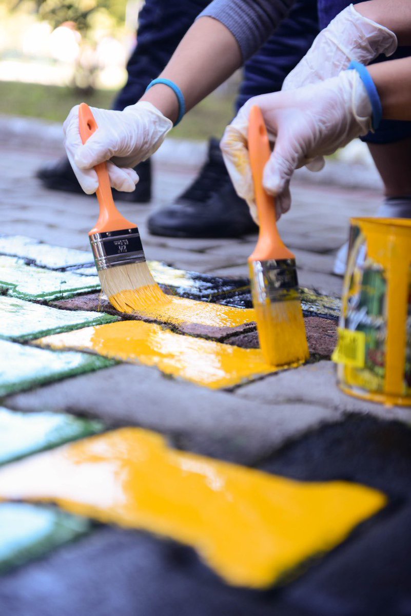 llatja's tweet photo. 👩🎨 Artistët e rinj të shkollës “Onufri” po qëndisin qilimin me motive tradicionale në sheshin para Bashkisë #Elbasan.🖌🎨
🔜Shumë shpejt në pika të tjera të qytetit.😊👏 #Vullnetarizëm👍 #Shembull🏅 https://t.co/ls82npCFow
