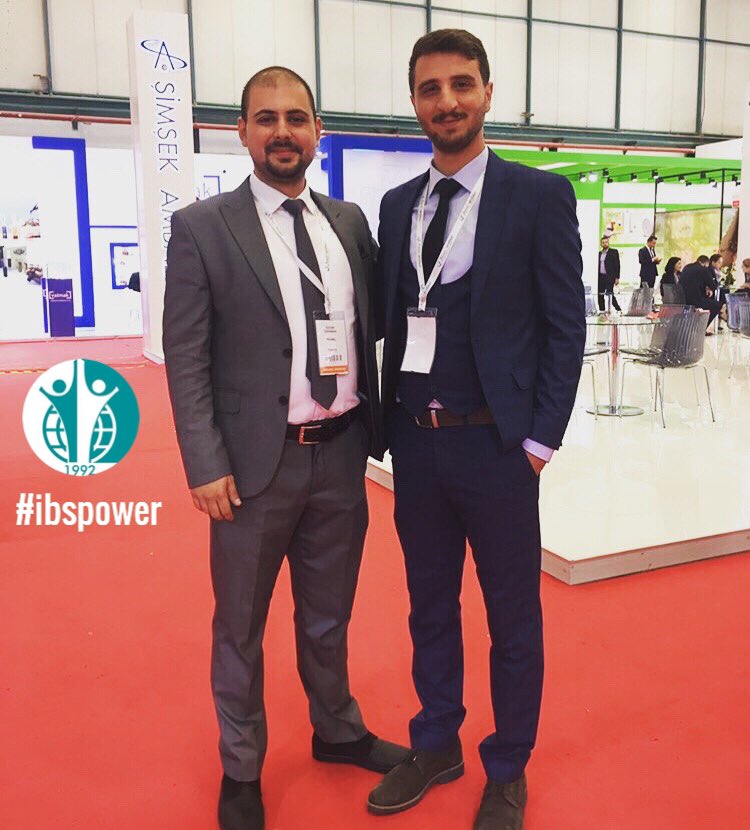 itb_deu's tweet photo. IBS’liler öğrenciyken aynı sıraları paylaşdıkları arkadaşları ile mezuniyet sonrası fuarlarda buluşuyor. 2018 Mezunlarımız Özcan (Triosel firmasını temsilen) ve Serdal (Ankutsan firmasını temsilen) katıldıkları Avrasya Ambalaj Fuarı’nda buluştular. #ibsunity @serdalalayvaz https://t.co/gOiYuKSy3I