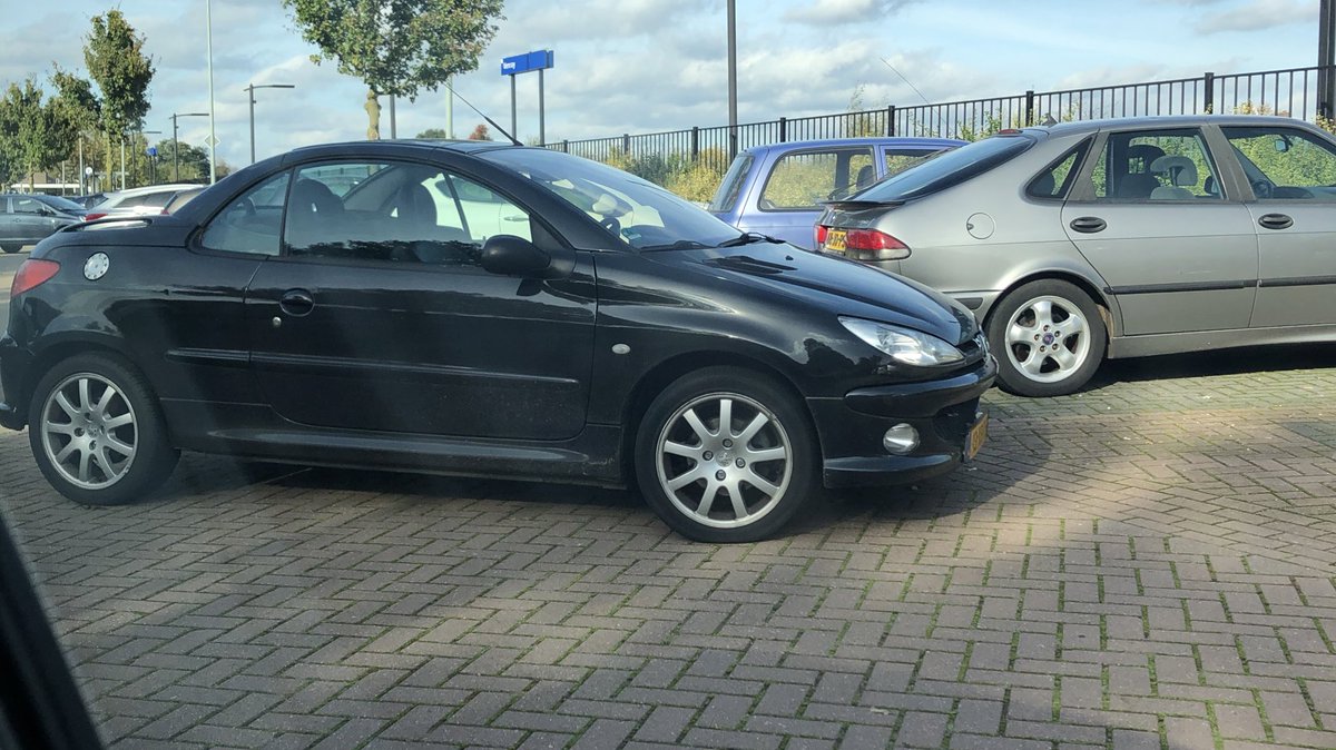 JasperYT_'s tweet photo. Niet iedereen in @Gemeente_Venray kan zo goed in het vak parkeren volgensmij @politievenray.
Auto staat midden op de rijbaan van de parkeerplaats. Kunt er niet langs als er auto’s achter in de vakken parkeren.
📍 Parkeerplaats Station Venray
🕒 Al enkele uren https://t.co/S8Jg17V0vm