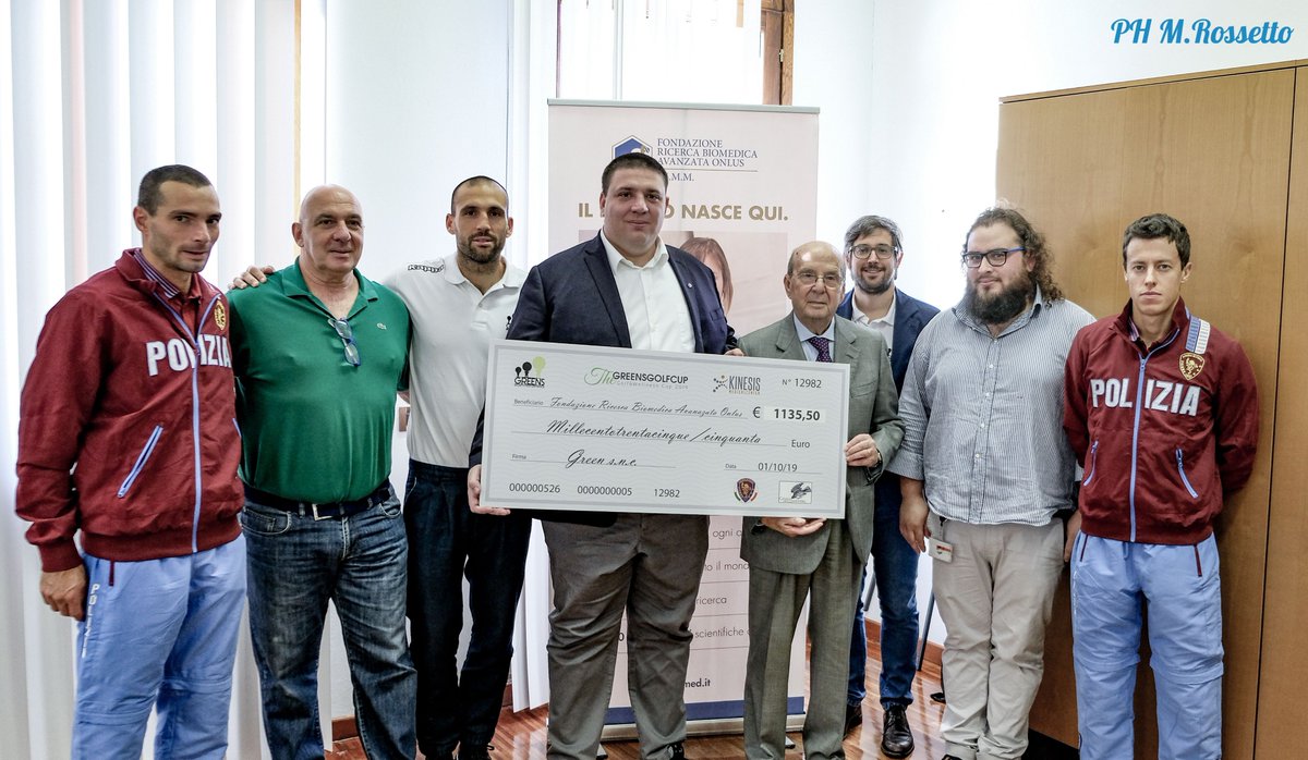 FRBiomedica's tweet photo. ➡️ Greens Sports Performance, @Kinesismed e @ffooatletica i hanno consegnato l'assegno di sostegno al #VIMM, frutto dei contributi raccolti in occasione della IV circuito #GREENSGOLFCUP2019
4 tappe di golf ⛳️ e sostegno alla #ricerca  🔬 della @FRBiomedica. Grazie! https://t.co/n8K3CthSqC