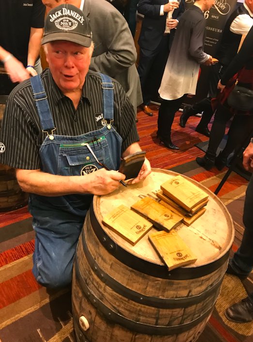 steveakley's tweet photo. Friday means it's Quick Bourbon Notes Day, the 5-minute overview of what's happening in the world of bourbon. You can give it a read right here: https://t.co/D5xUJYScAS
#quickbourbonnotes #qbn #bourbon #whiskey #whisky #bourbonnews #abvnetworkcrew #abvnetwork #news https://t.co/4qNK99Dskd