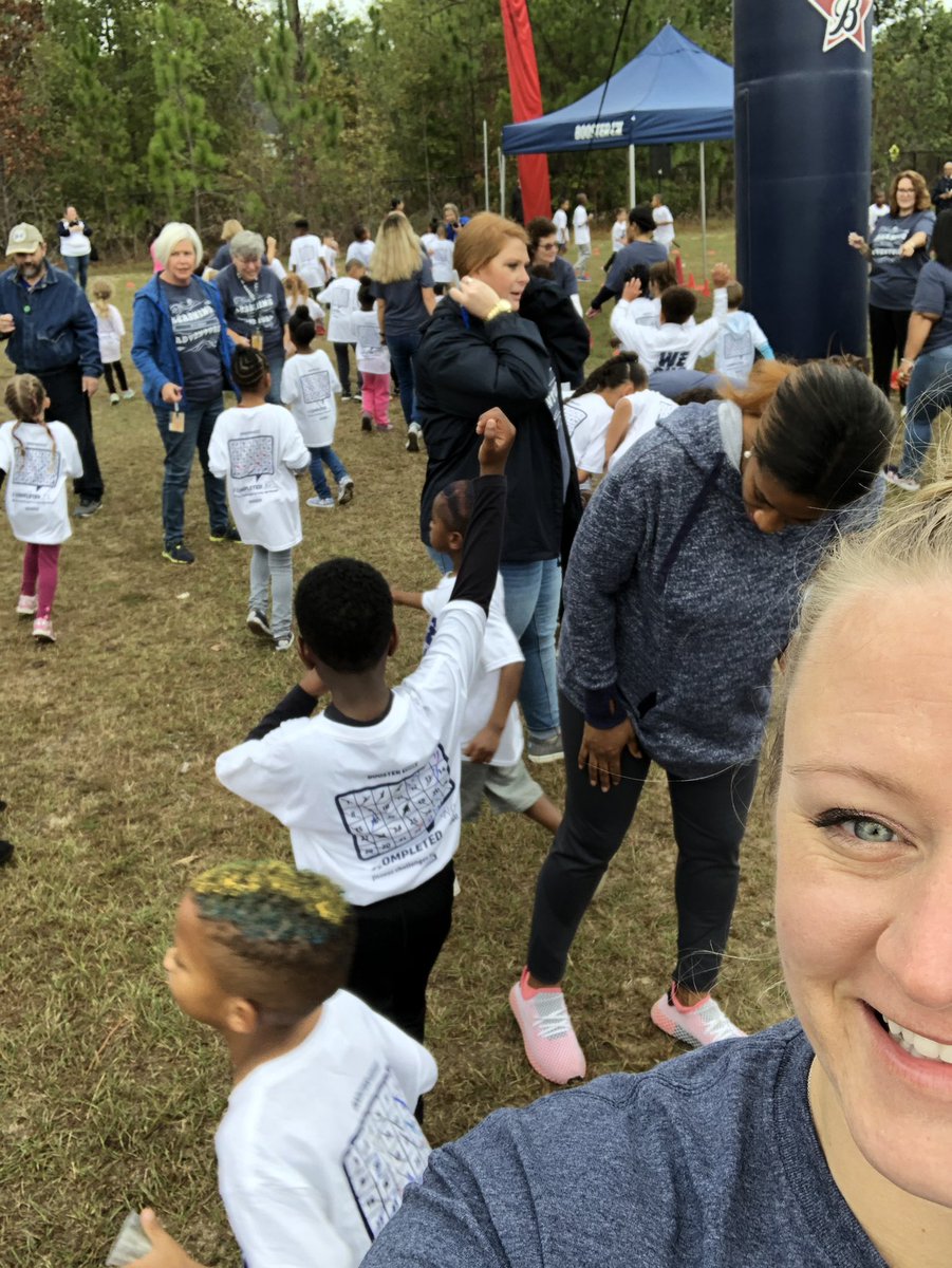 Collaboration with teachers and parents to check off laps for LCEL’s FUN RUN!! 😁 #lcelower #fall4twitter