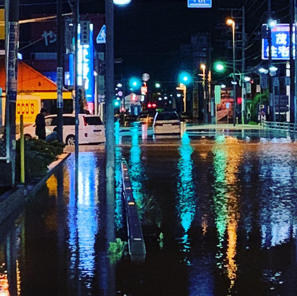 fuseotto's tweet photo. 自衛隊出動中
冠水で立ち往生してる車多数。
映画見て様子見ようとするも、映画に集中出来ません。 https://t.co/YufysM9tUz