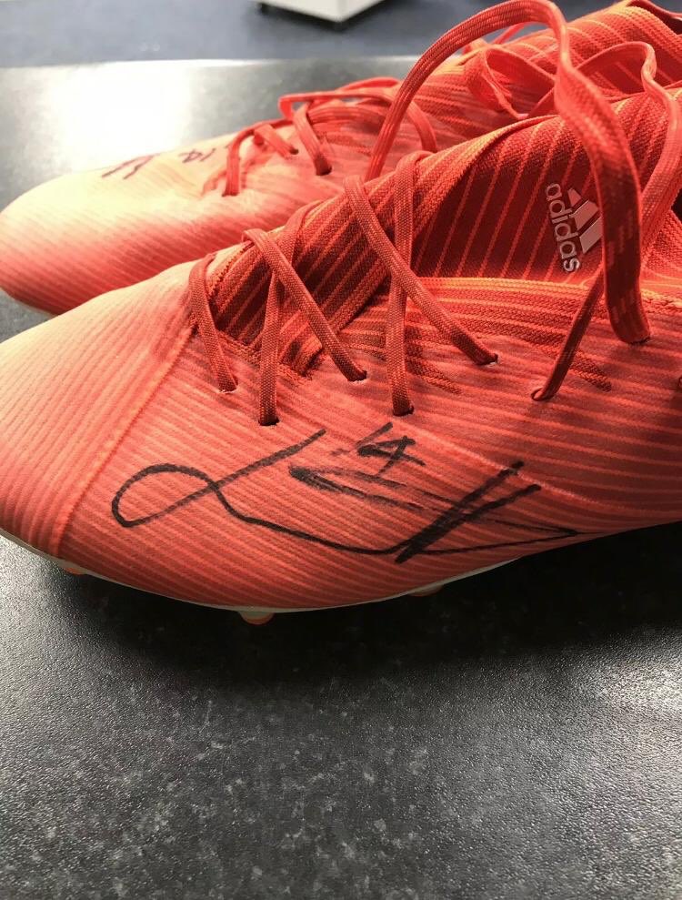 Tommy’s eBay auction...More items added...Thank you to @jackmarriott94 for his donation of some match worn boots....great gift for any @theposhofficial or @dcfcofficial fan!!!
Get bidding now!! #doingitfortommy