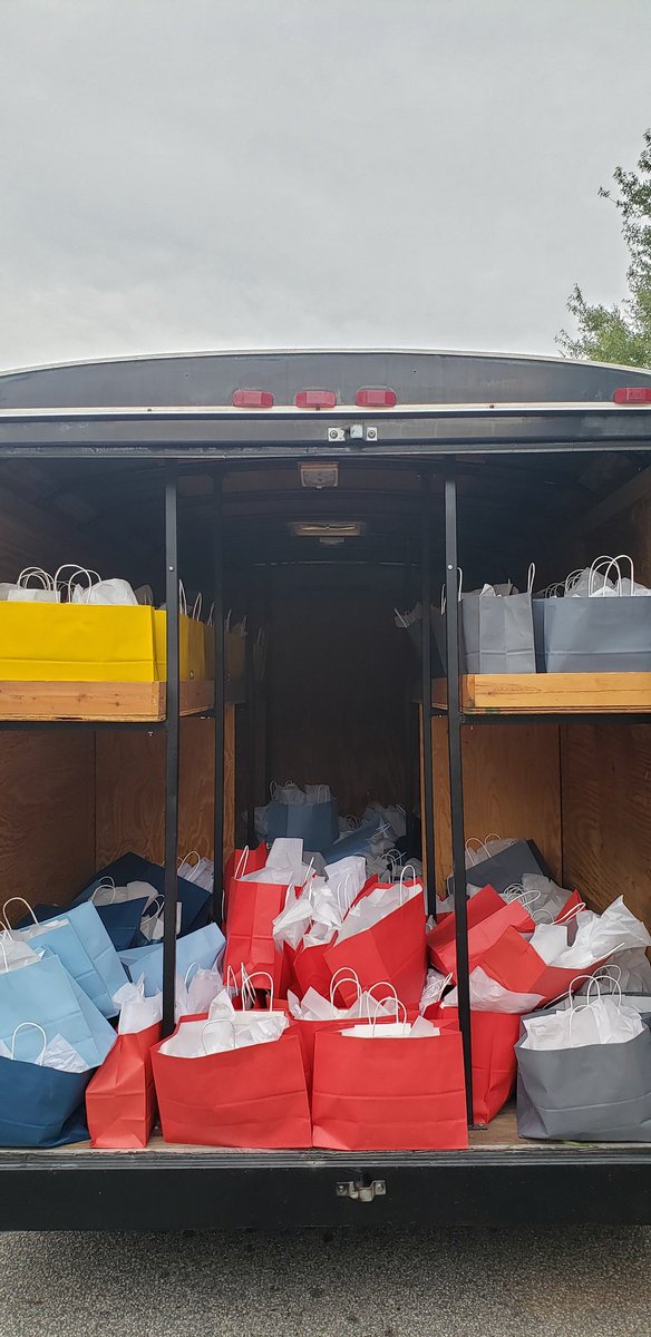 ScanSource's tweet image. Great morning with @GvlCoSheriff's Office delivering coats to elementary students at @gcschools. Thank you @FirstTeamSC1 and @SourceLink for the partnership and support! @SueClevelandES