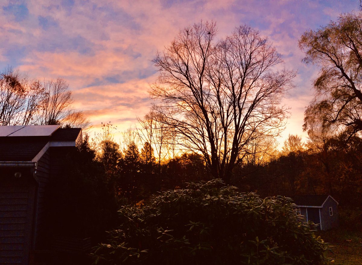 Mandee_75's tweet photo. This mornings sunrise! @bobmaxon @NBCConnecticut #nbc30 #watertown #fall #autumn https://t.co/ET5P8WMm50