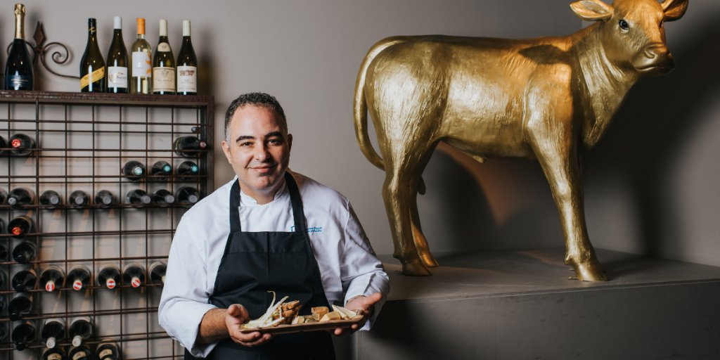 Heb je zin om goed uit te pakken tijdens de borrel vanmiddag? Laat Amir dan een kaasplank voor je samenstellen en vraag je gastheer/vrouw om een begeleidend glas wijn. Een beter begin van het weekend kunnen wij niet bedenken, dus we zien jullie zo! #vrijmibo #borrelgoals #cheese