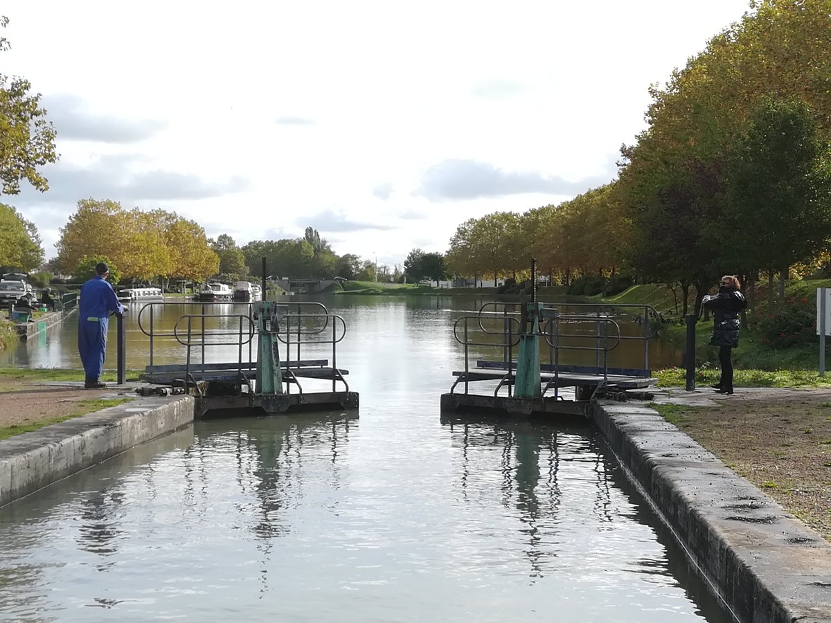 PortdeDecize's tweet photo. 🚤 Le Belisama a pris ses quartiers d'hiver ❄️ au Centre Technique Fluvial de Champvert pour une remise en beauté pour l'année prochaine ! 👷‍♂️🛠️ https://t.co/6a2howuBGD