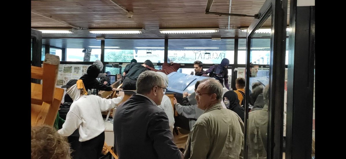 Aquest és el comunicat de resposta com a estudiants organitzades. 
No permetrem que es tornin a agredir a les nostres companyes de lluita!
Així mateix, denunciam la indeferència del deganat davant les nostres demandes i davant les agressions i fets d'ahir.