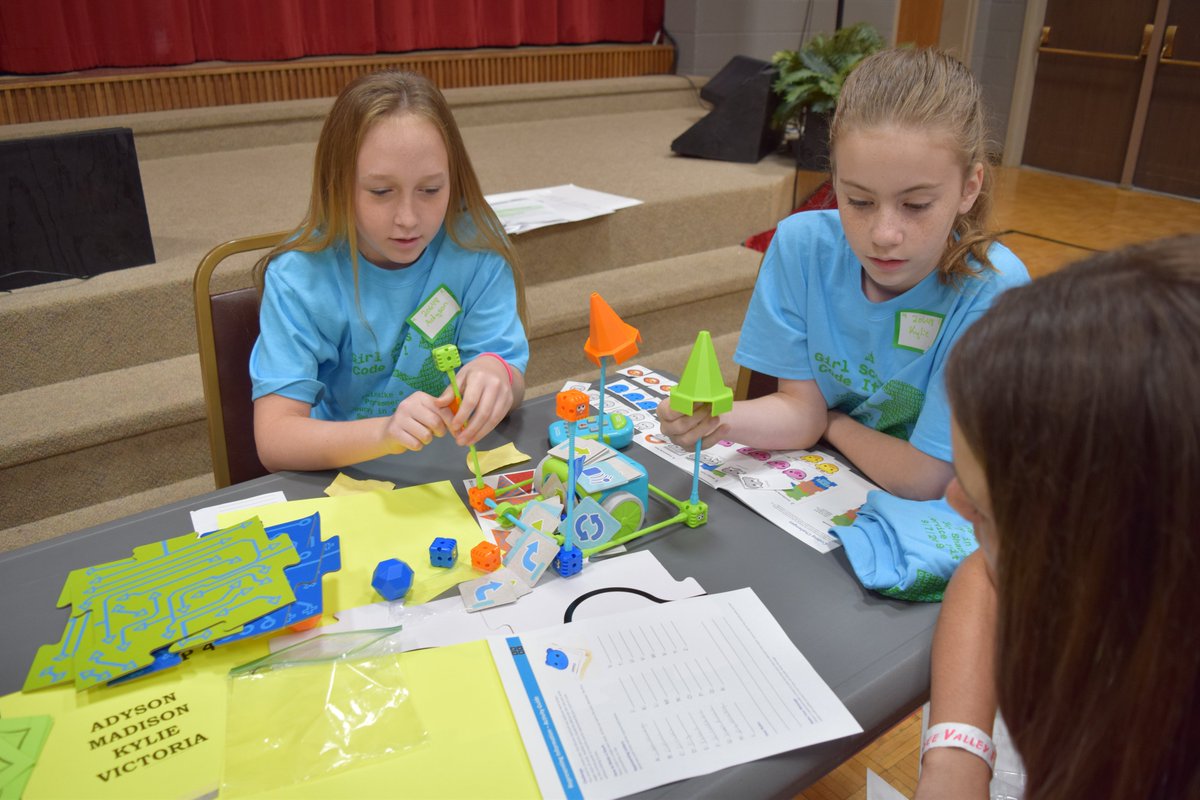 GirlScoutCSA's tweet image. In September, one service unit hosted a Journey in a Day, with 92 girls across east Tennessee in attendance! From Daisies to adults, the @girlscouts completed all parts of #ThinkLikeaProgrammer, and ended the day presenting patches and a Fall Product Rally!