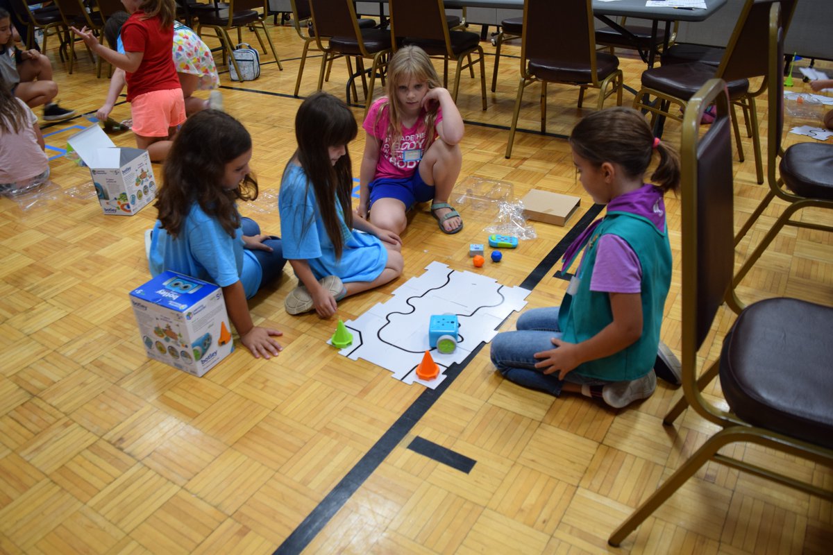 GirlScoutCSA's tweet image. In September, one service unit hosted a Journey in a Day, with 92 girls across east Tennessee in attendance! From Daisies to adults, the @girlscouts completed all parts of #ThinkLikeaProgrammer, and ended the day presenting patches and a Fall Product Rally!