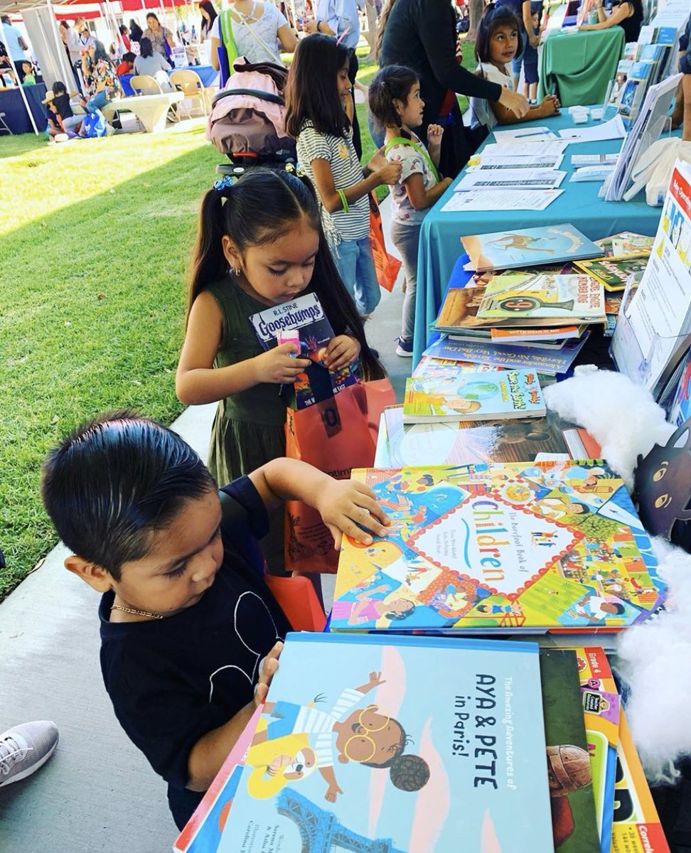 Thank you to <a href="/GGUSD/">GGUSD</a> for inviting us to attend the Clinton Corner Family Campus Annual Community Resource &amp; Fair. Our <a href="/ReadAloud_org/">ReadAloud_org</a> #streetteam donated 300 books, over 300 spooky prizes and snacks! #DoingMore4OC #ReadAloud15min