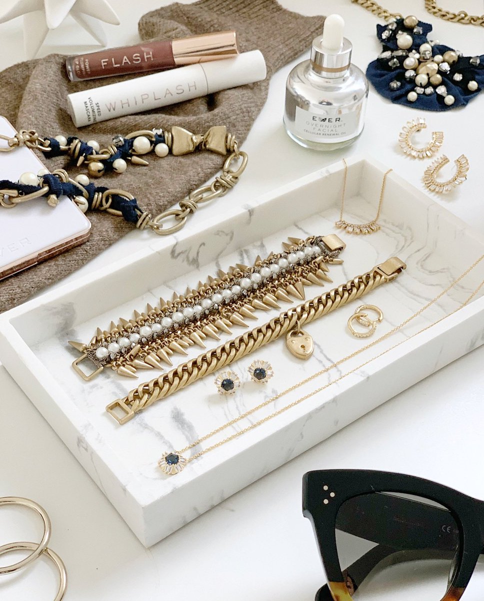 Haaaapppy Friday! So excited to announce our first ever Friends &amp; Family Exclusive SALE! Get 25% off my site + a FREE mascara for orders $100+ 🎉 It’s the perfect time to shop your faves and for the holidays. Check it out: bit.ly/2Jm8Vt8 #salealert #flashsale