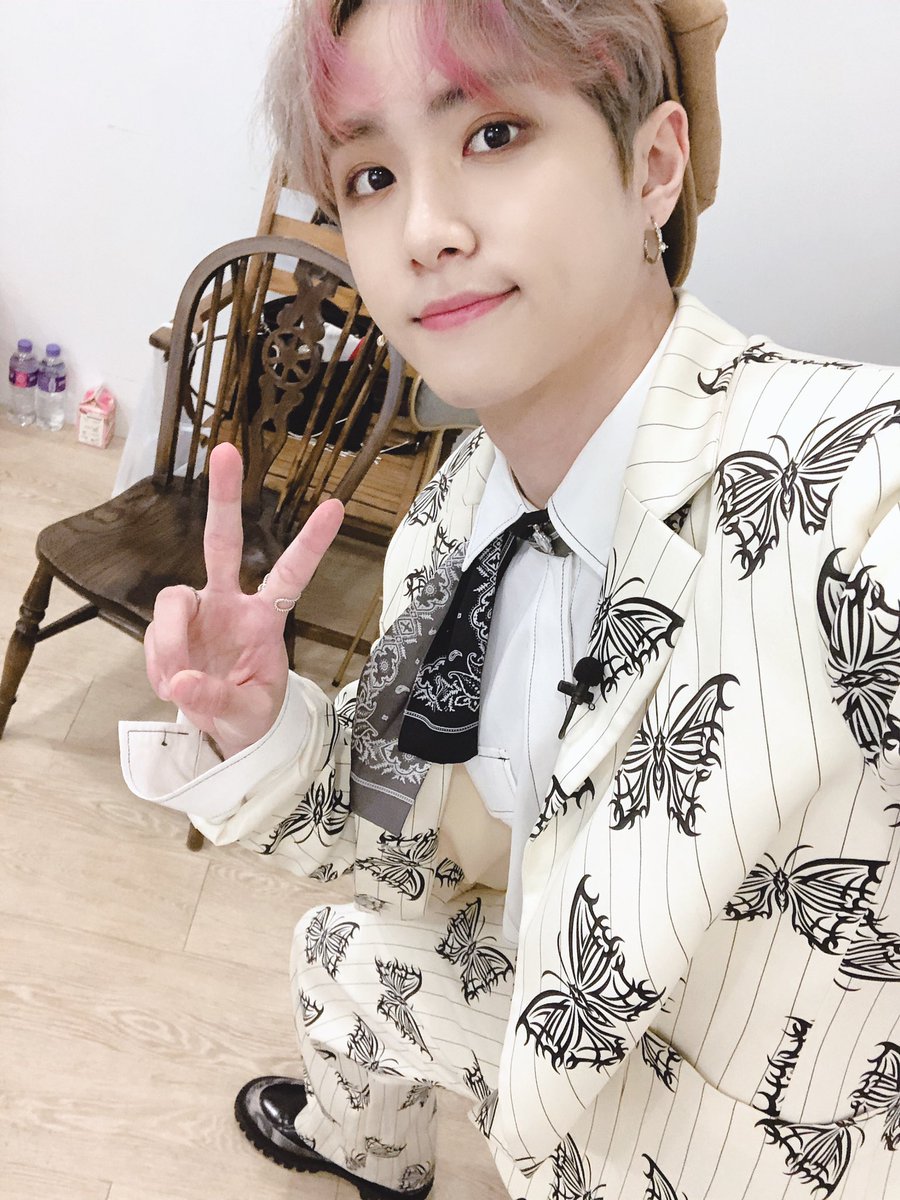 KDH_official's tweet photo. 동한이 자주 많이 나오는 뷰티타임은👍
가장 좋아하는 갓바디는 없었지만, 막내 동하니는 우당탕 호캉스를 보냈습니다🎈
나비신사🦋와 감기 조심하시고 행복한 주말되세요😬❤️

#김동한 #KIMDONGHAN https://t.co/rlTxObn5aa