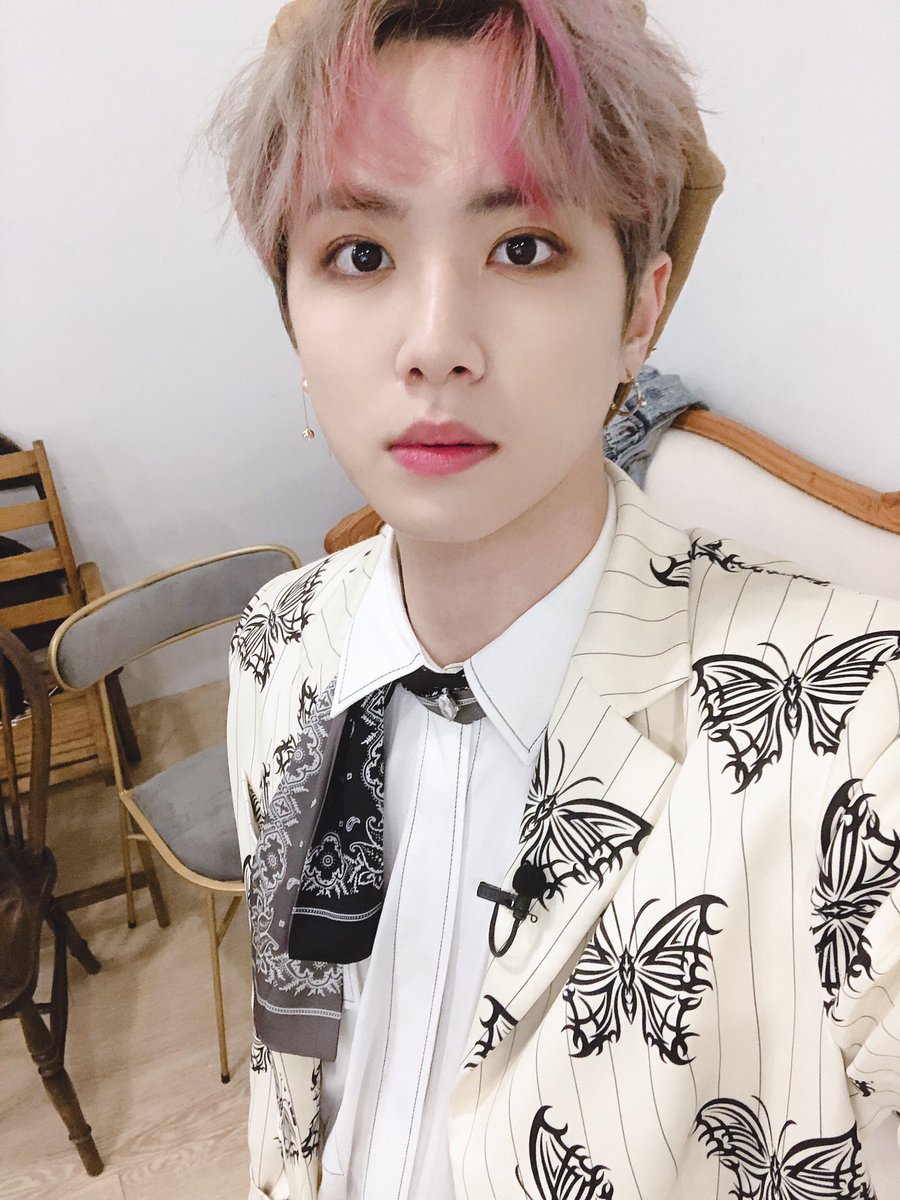KDH_official's tweet photo. 동한이 자주 많이 나오는 뷰티타임은👍
가장 좋아하는 갓바디는 없었지만, 막내 동하니는 우당탕 호캉스를 보냈습니다🎈
나비신사🦋와 감기 조심하시고 행복한 주말되세요😬❤️

#김동한 #KIMDONGHAN https://t.co/rlTxObn5aa