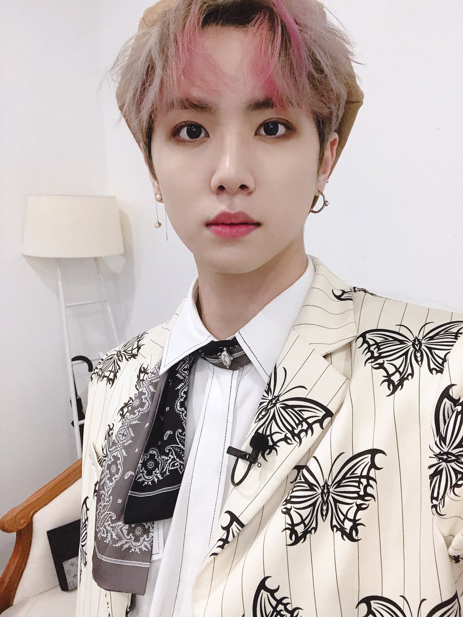 KDH_official's tweet photo. 동한이 자주 많이 나오는 뷰티타임은👍
가장 좋아하는 갓바디는 없었지만, 막내 동하니는 우당탕 호캉스를 보냈습니다🎈
나비신사🦋와 감기 조심하시고 행복한 주말되세요😬❤️

#김동한 #KIMDONGHAN https://t.co/rlTxObn5aa