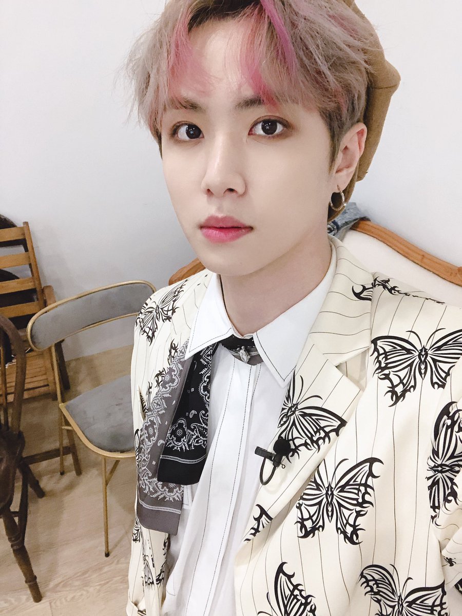 KDH_official's tweet photo. 동한이 자주 많이 나오는 뷰티타임은👍
가장 좋아하는 갓바디는 없었지만, 막내 동하니는 우당탕 호캉스를 보냈습니다🎈
나비신사🦋와 감기 조심하시고 행복한 주말되세요😬❤️

#김동한 #KIMDONGHAN https://t.co/rlTxObn5aa
