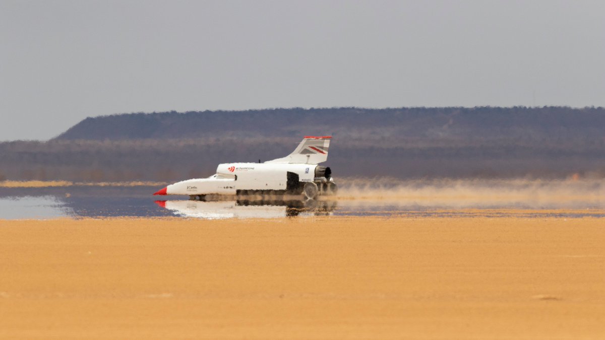 Bloodhound_LSR's tweet photo. The #BloodhoundLSR during its first run on the #Hakskeenpan @NorthernCapeSA 😎 #2019HST https://t.co/YCQ6gDVLsb