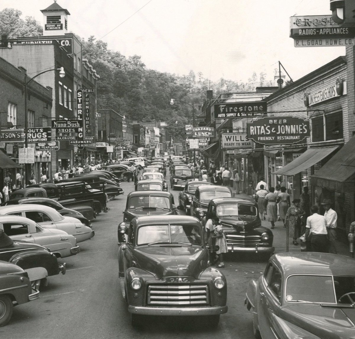 wildcatnews's tweet photo. Can you imagine the community spirit small towns in Kentucky enjoyed in the 1940s-50s with a Main Street scene like this. Business galore with 2 movie theaters, 5 hotels, 11 restaurants, 3 pool halls, 6 barber shops, a river pure enough to swim in and many honky tonk joints. https://t.co/HhmXAYEbnr