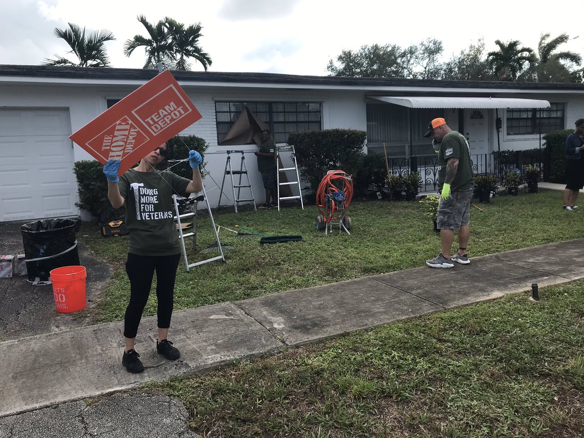 nadeneroseHD's tweet photo. Beautiful day in #Southflo, we the @HomeDepotFound #d266 enjoys #givingback https://t.co/lC1yOwhFFW