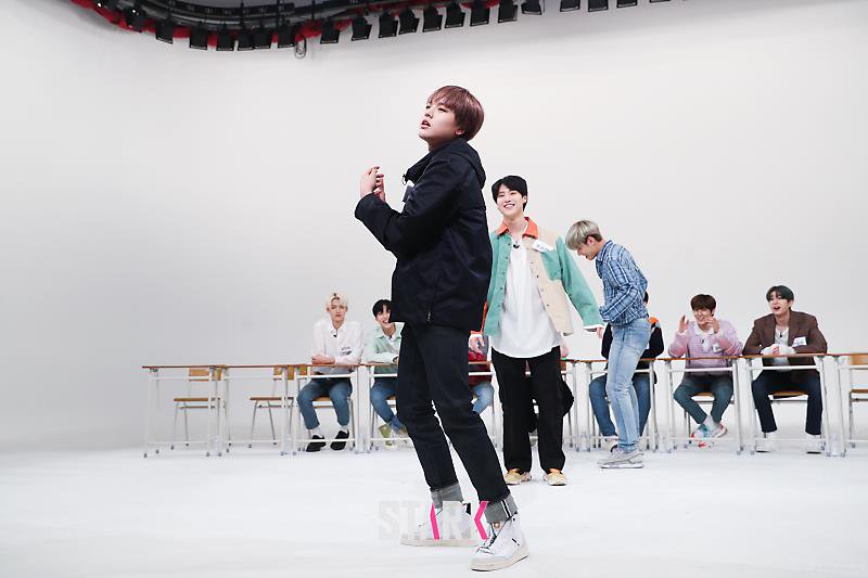 DohyonBrazil's tweet photo. [#FOTO] 25.10.19
Dohyon nos bastidores do Idol League [Parte 2]

#MAMAVOTE #NAMDOHYON #DOHYON #남도현 #X1 @x1official101 https://t.co/2cjXAtTDsA