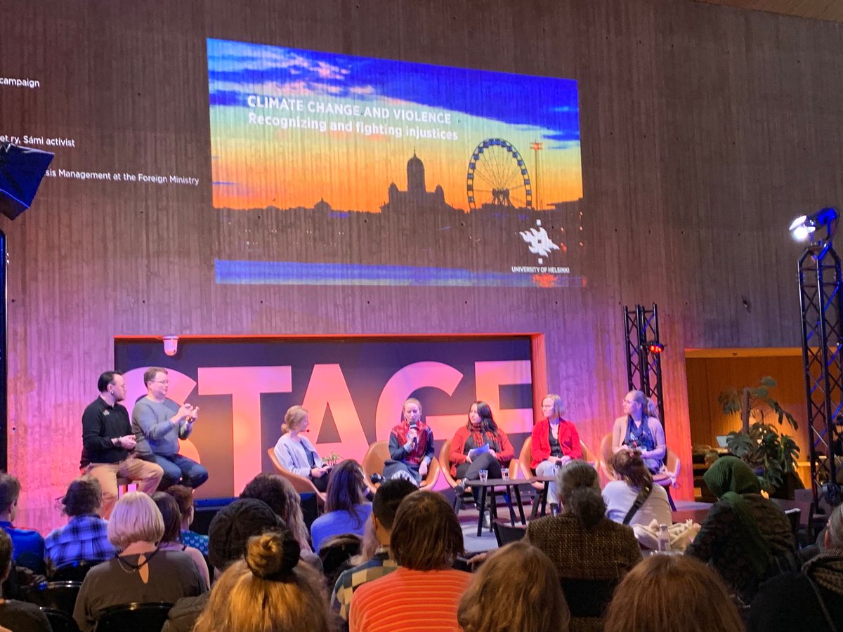 MarjutJyrkinen's tweet photo. Tiedekulman paneeli Climate Change and Violence osana Gender Studies konferenssia kerää laajan yleisön Tiedekulmaan. Sari Rautio UM:stä puhuu miten ilmastonmuutoksen torjuminen on myös osa kansainvälistä kriisien ehkäisemistä ja ratkaisemista @WeAllFinland #OnViolence2019 https://t.co/OwNRSSEfYH