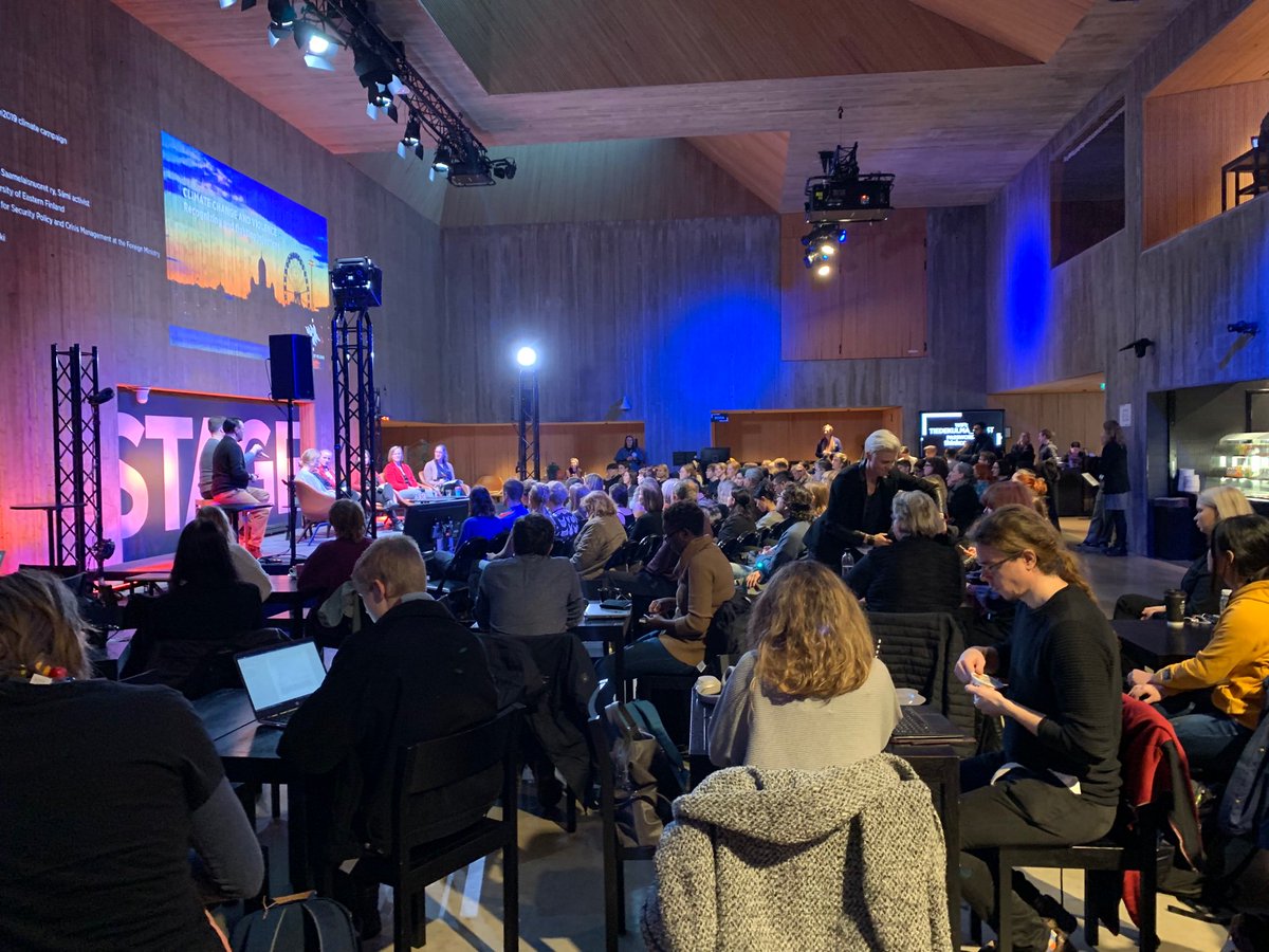 Tiedekulman paneeli Climate Change and Violence osana Gender Studies konferenssia kerää laajan yleisön Tiedekulmaan. Sari Rautio UM:stä puhuu miten ilmastonmuutoksen torjuminen on myös osa kansainvälistä kriisien ehkäisemistä ja ratkaisemista <a href="/WeAllFinland/">WeAllFinland/CoWeAll</a> #OnViolence2019