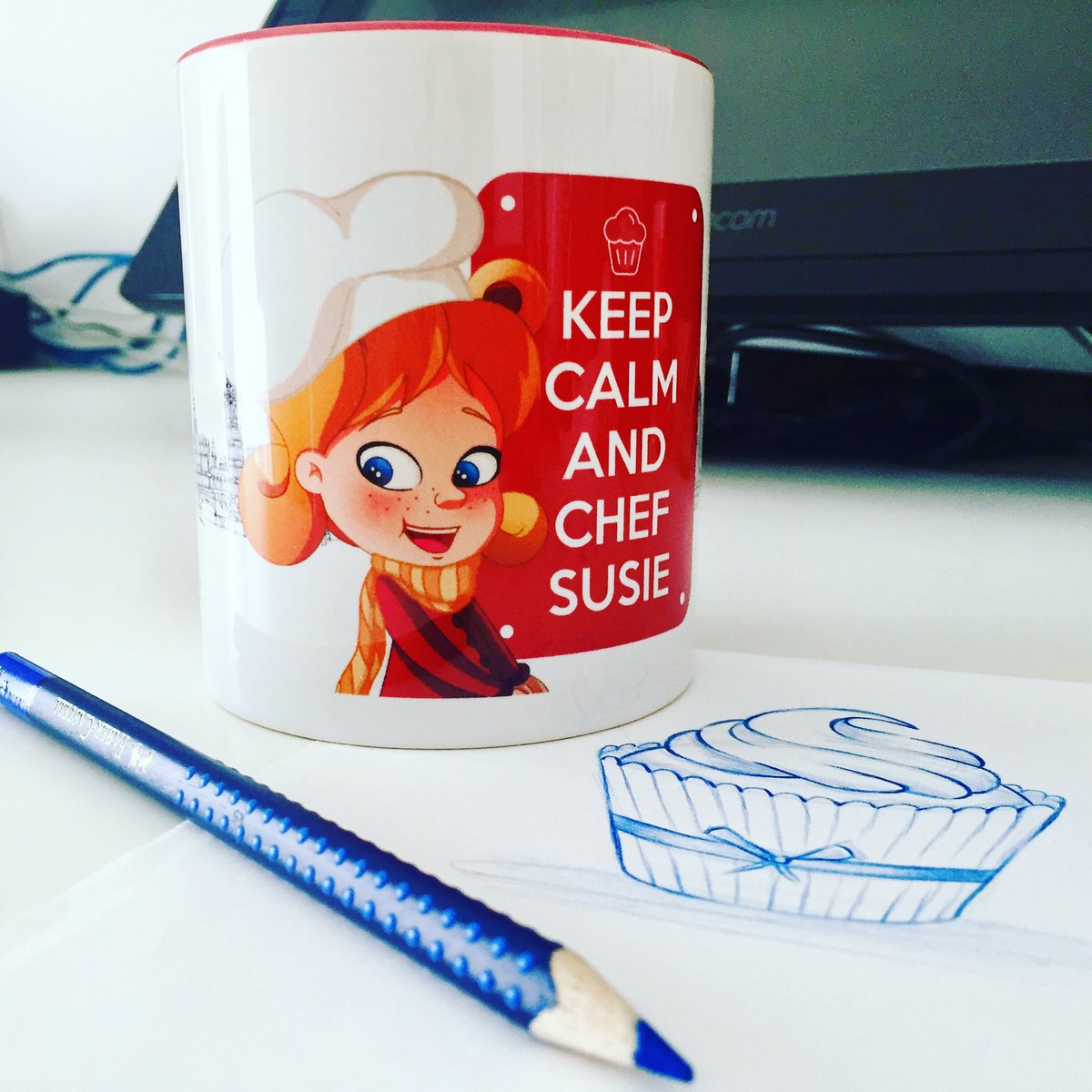 Buona giornata da #ChefSusie 💕 oggi si comincia a dedicare un po’ di tempo alla creazione delle nuove #tazze in #realtàaumentata di Susie 💕inquadrando l’immagine con il telefono la piccola pasticciera si animerà come per magia✨ #drawing #mug #25ottobre #Character2019 #kids