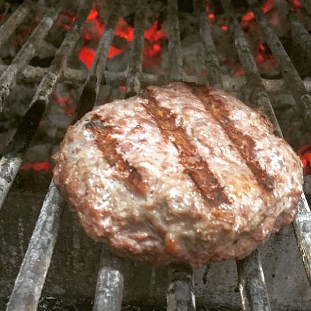 BraseriaOlivera's tweet photo. Bon divendres, avui trobareu al menú aquesta “hamburguesa feta per nosaltres, de vedella Angus madurada 30 dies” #dinar #divendres #migdia #menu #menudeldia #menudiari #hamburguesa #brasa #josper #angus #fetpernosaltres #cuinemperatu #bages #santpedor #braseriaolivera https://t.co/WdZvnXidsg