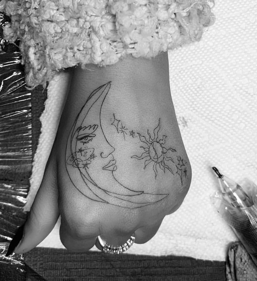 arianastyy's tweet photo. ariana’s hands appreciation tweet ♡ https://t.co/VNCdzI7QeK