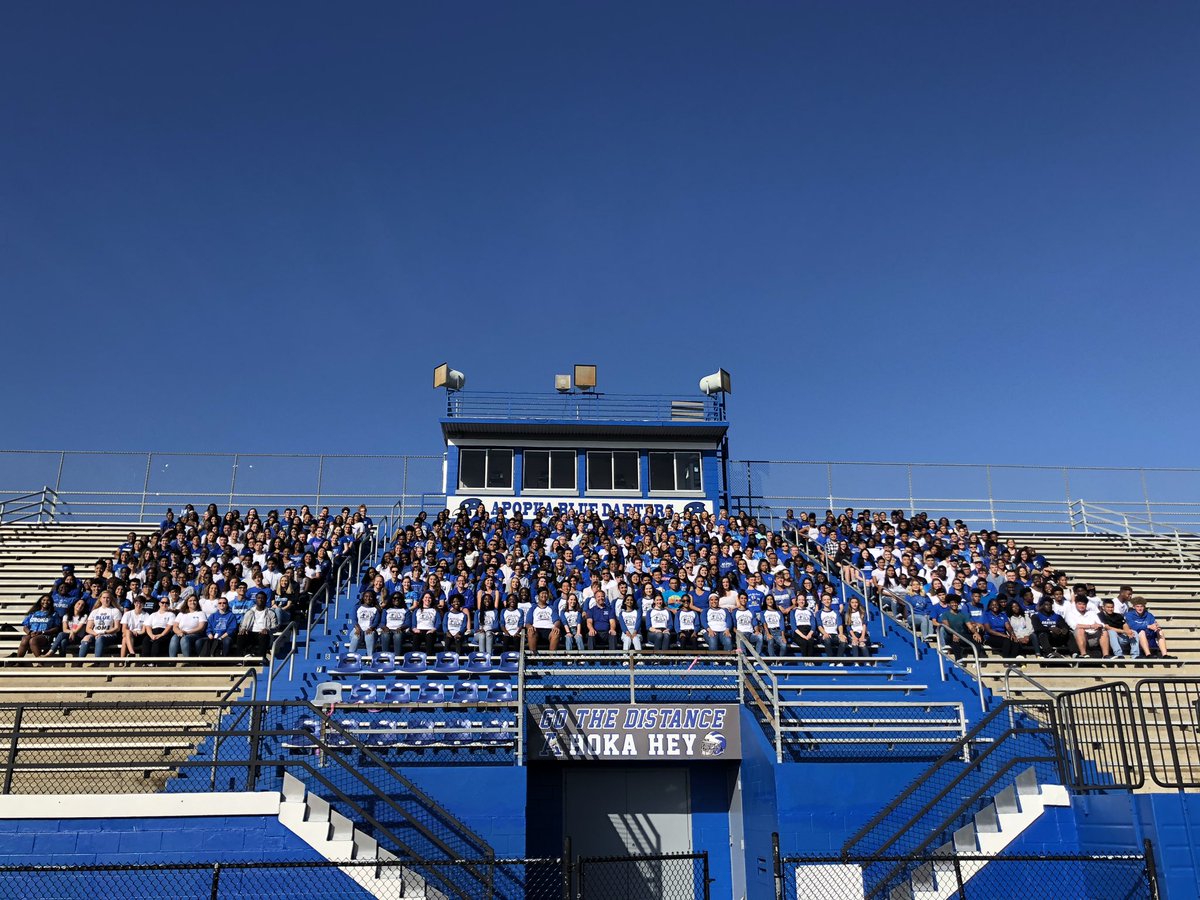 ApopkaHS's tweet photo. S E N I O R S! Class of 2020 panoramic photo is here. https://t.co/jBQuTVLWZe