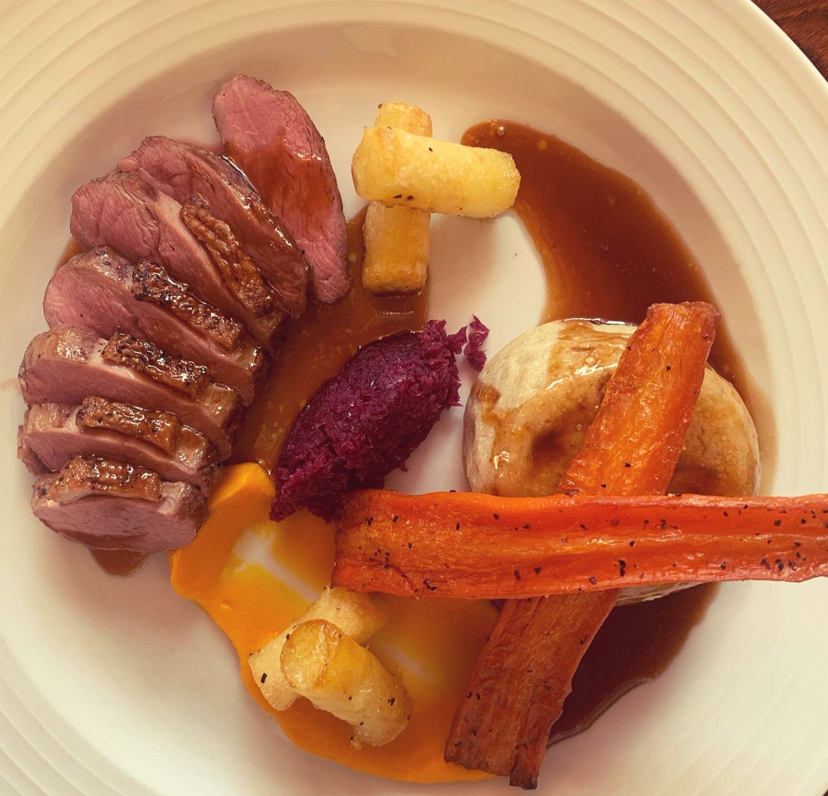 plasyndre's tweet photo. ON THE MENU TONIGHT 🤗

Ribble Valley Goosenargh duck breast with sweet and sour cabbage, duck leg suet pudding, carrots, duck fat potatoes and split truffle jus

#duck #newmenu #fridayfix #restaurant https://t.co/pguwq4kKTE