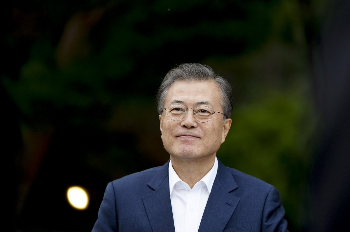 언론은 ‘제4부’라고 합니다. 입법, 행정, 사법, 이렇게 3부는 현실적인 권력이 힘, 언론은 진실이 가장 큰 힘입니다. 
정부 출범할 때 천명했듯이 더 나라다운 나라를 만들어 나가는 역사적 과업에 있어 언론인, 기자님들이 끝까지 동반자가 되어 주시기를 부탁드리겠습니다. 
bitly.kr/SL3aFuT