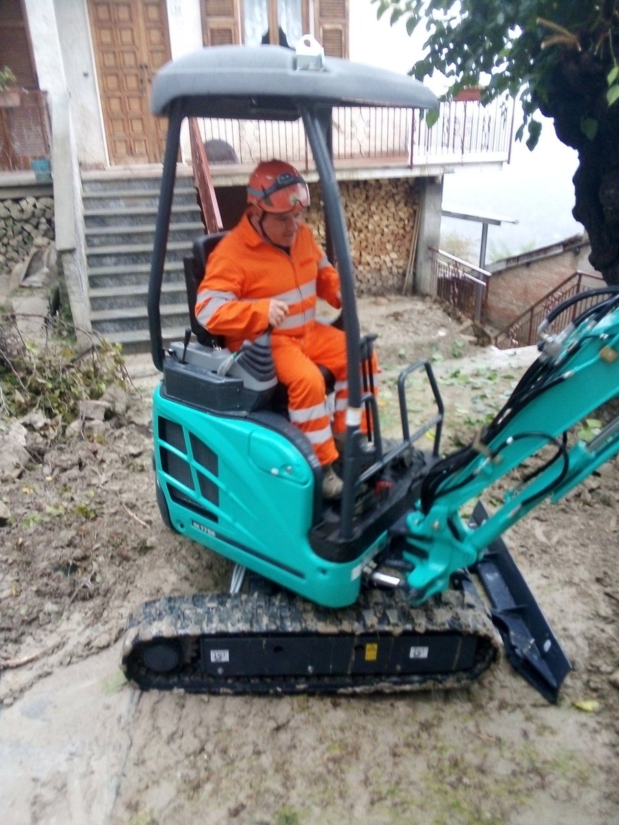 PCProvAL's tweet photo. #ParodiLigure continua l'opera di soccorso e assistenza delle squadre dei #volontari AIB Anticendio boschivo https://t.co/rvcOJuayxY