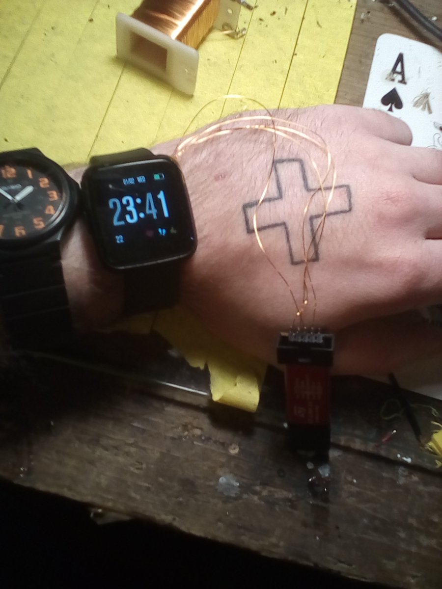 CaptnLarzuk's tweet image. A tiny bit of #Bidouille about the #PineTime smatwatch #DevKit: Enamel wire bootleg for the chinese ST-Link. 

Pictures are crap, and so is my phone: