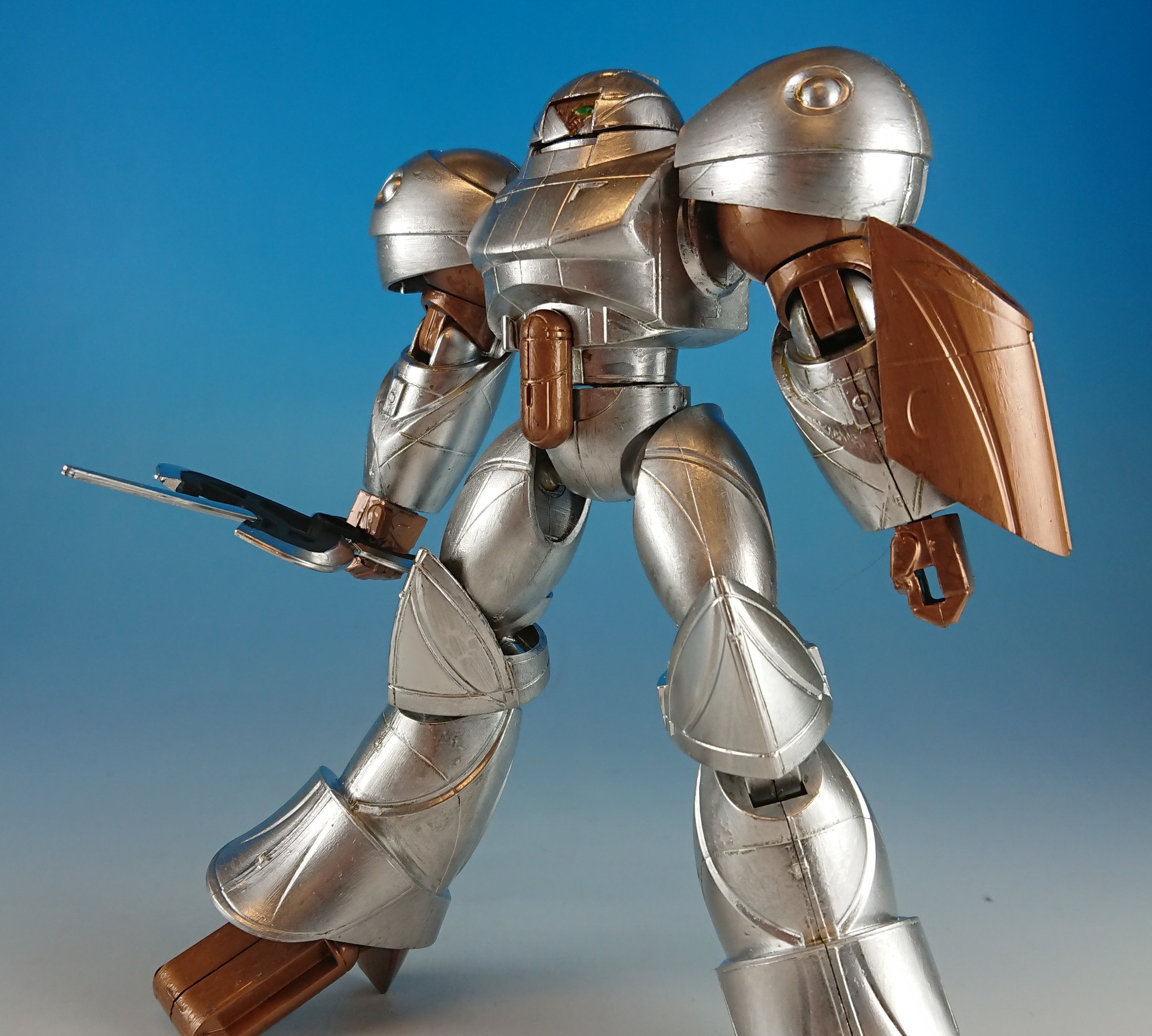 赤坂ナイン 旧キットから ガンダムより シルバースモー 4アーティストマーカー のシルバーとアンバーで塗装 中身を皿に出して 筆塗りしました 4アーティストマーカーのシルバー お手軽にかなりのメッキ調に出来るので オススメです 本年製作no