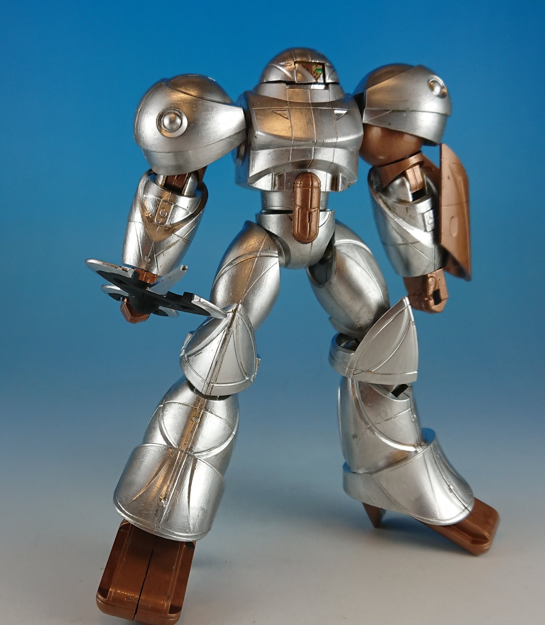 赤坂ナイン 旧キットから ガンダムより シルバースモー 4アーティストマーカー のシルバーとアンバーで塗装 中身を皿に出して 筆塗りしました 4アーティストマーカーのシルバー お手軽にかなりのメッキ調に出来るので オススメです 本年製作no