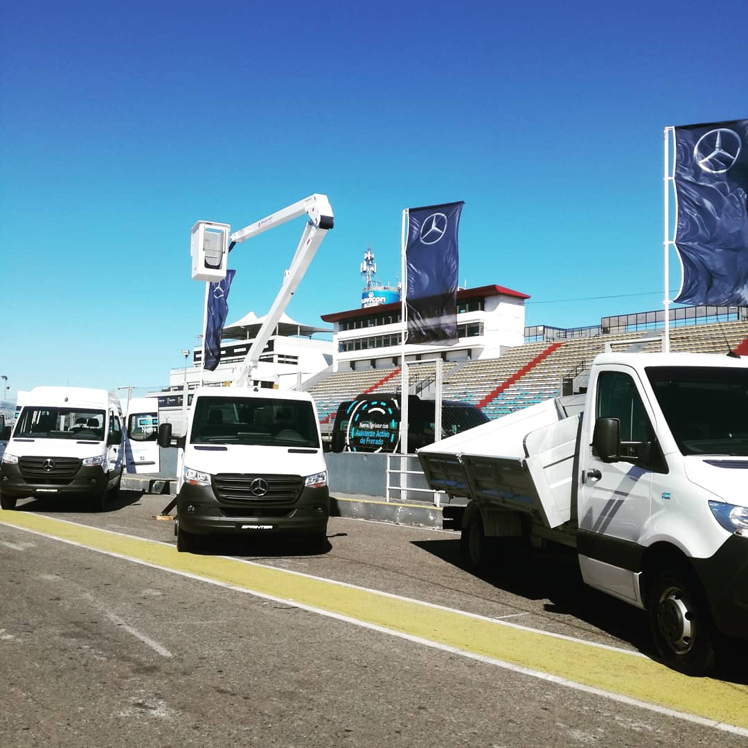 AranzAPress's tweet photo. .#AranzasSobreRuedas
#Hoy #viernes en el
#autodromodebuenosaires junto.a #mercedesbenzargentina
REALIZANDO el
#TestdriveSprinter
#100%Para Vos
Estamos Probando la gama de la #NuevaSprinter
@sole_carranza
@MercedesBenzArg
@KetchumARG https://t.co/XFfslx4EPU
