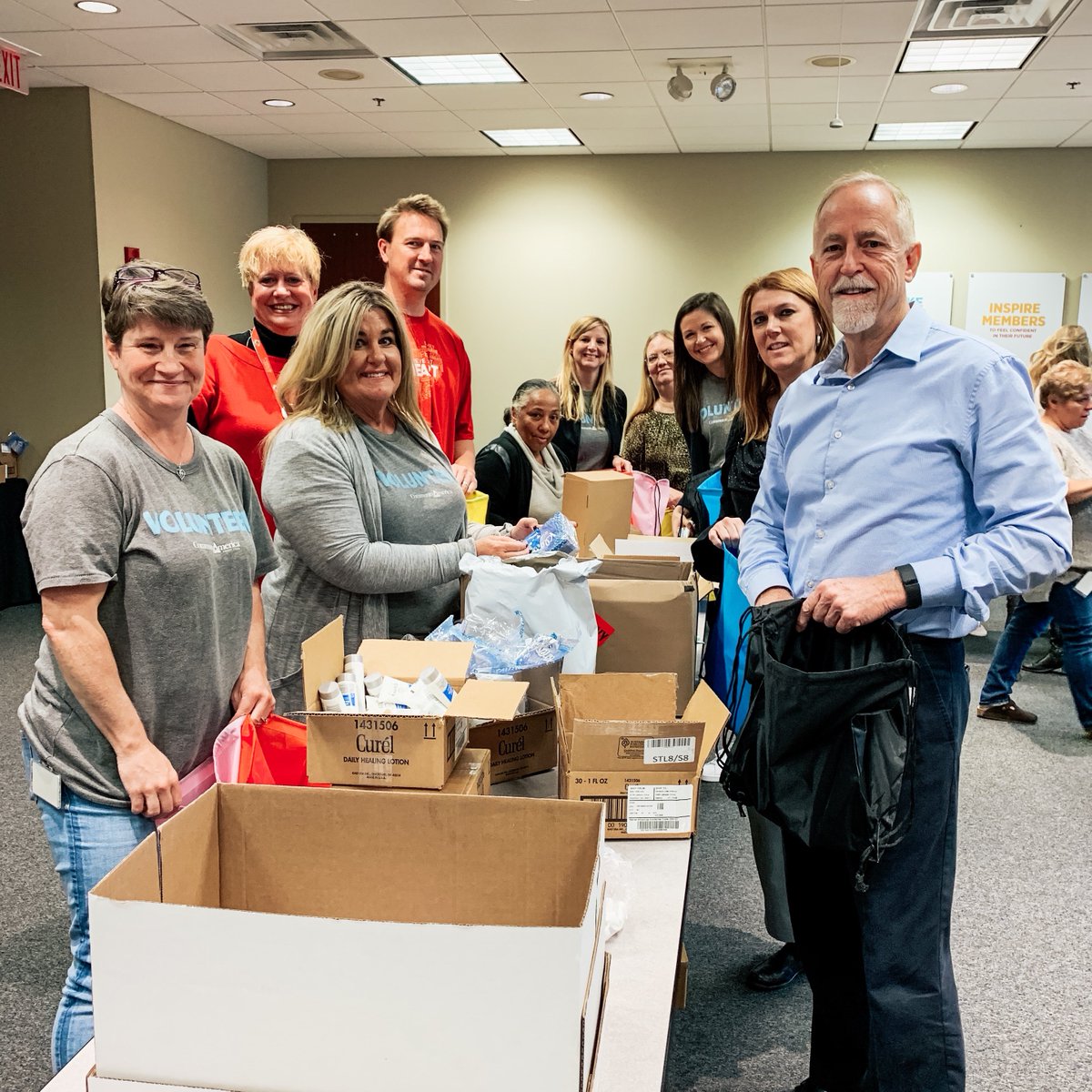 CommunityAmerCU's tweet photo. We’re back at it with #FeelGoodFridays! This time we gathered our teammates along with some @Chiefs staff to put together Chemo Care Kits for patients at the @americancancer Society Hope Lodge. ❤️#CACUGivesBack https://t.co/xkVqo99KpK