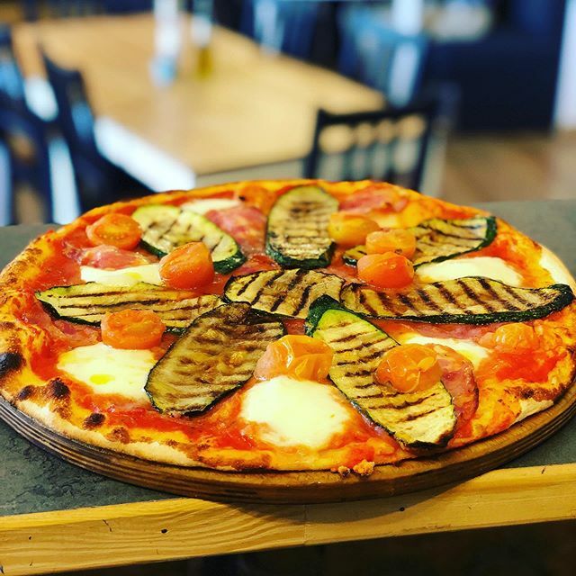 Pizza Speciale z salame Napoli, grillowaną cukinią i pieczonymi pomidorkami cherry #pizza #pizzaitaliana #pizzaspeciale #sanmarzano #sanmarzanotomatoes #mozzarella #zuccini grilledzuccini #salame #salamenapoli #bakedcherrytomatoes #pizzatime #poznan #laz… ift.tt/2WfyNfG
