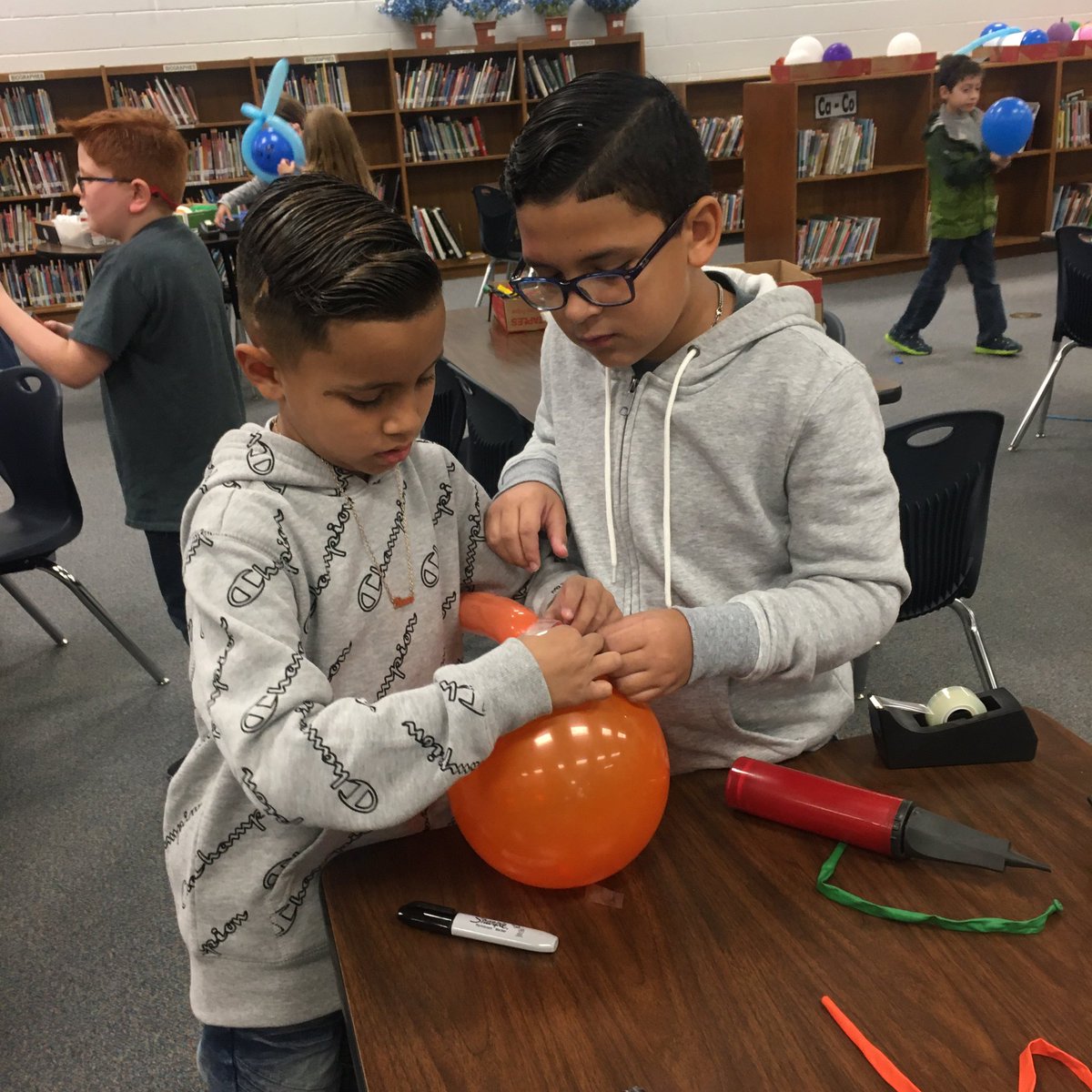 teacher_ttu's tweet image. Balloons over @NISDBraunStat! #balloonsoverbroadway #balloonsnimals #libraryproject #thisisthirdgrade