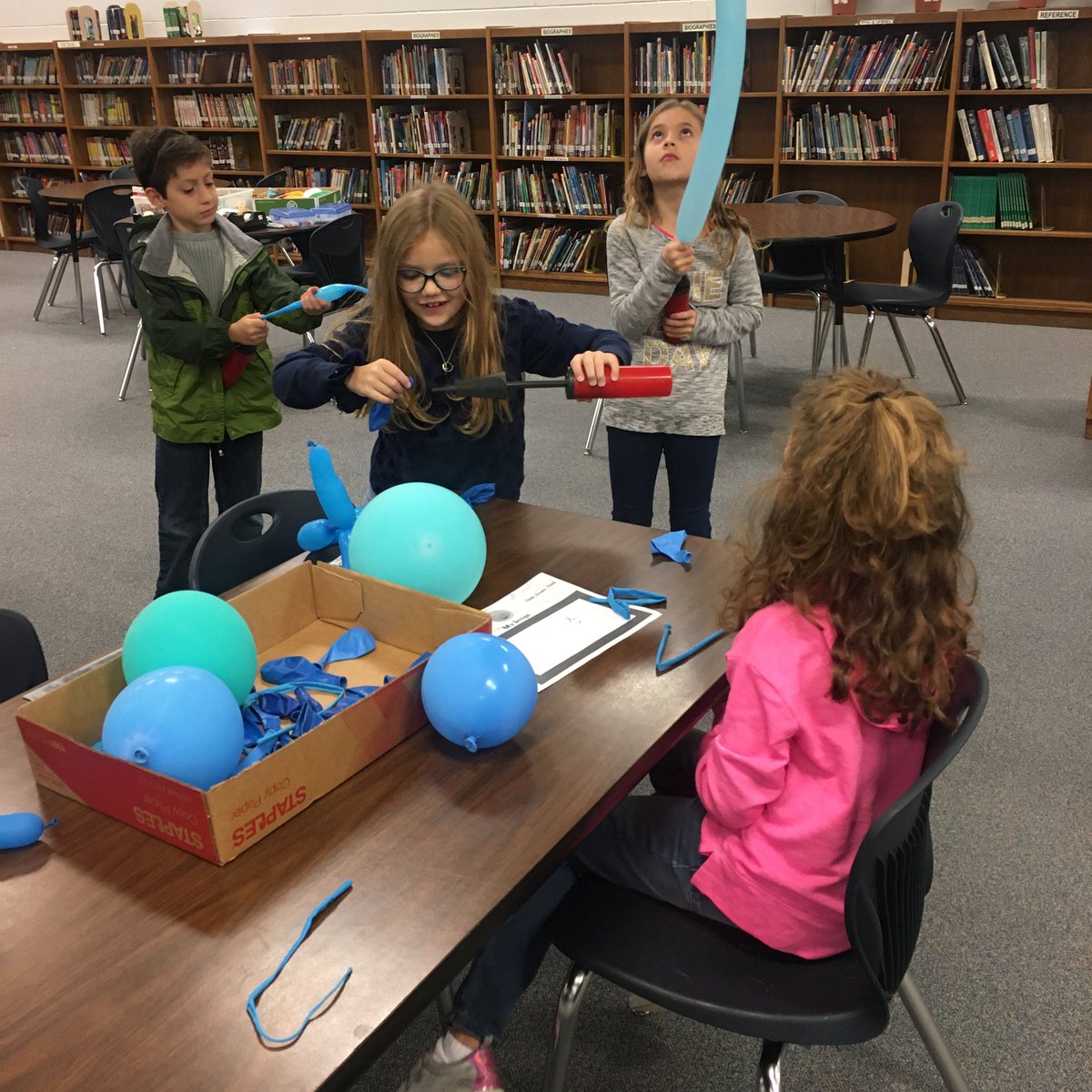 teacher_ttu's tweet image. Balloons over @NISDBraunStat! #balloonsoverbroadway #balloonsnimals #libraryproject #thisisthirdgrade