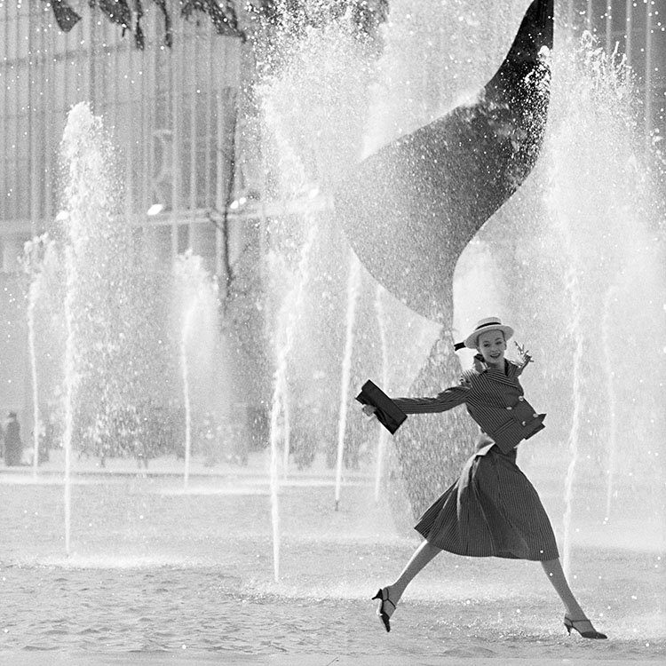 American fashion model Nena von Schlebrügge photographed in Brussels, Belgium, for British #Vogue, July 1958.

#Photography by Norman Parkinson (<a href="/NPArchive/">Norman Parkinson</a>) : iconicimages.net/photographers/…