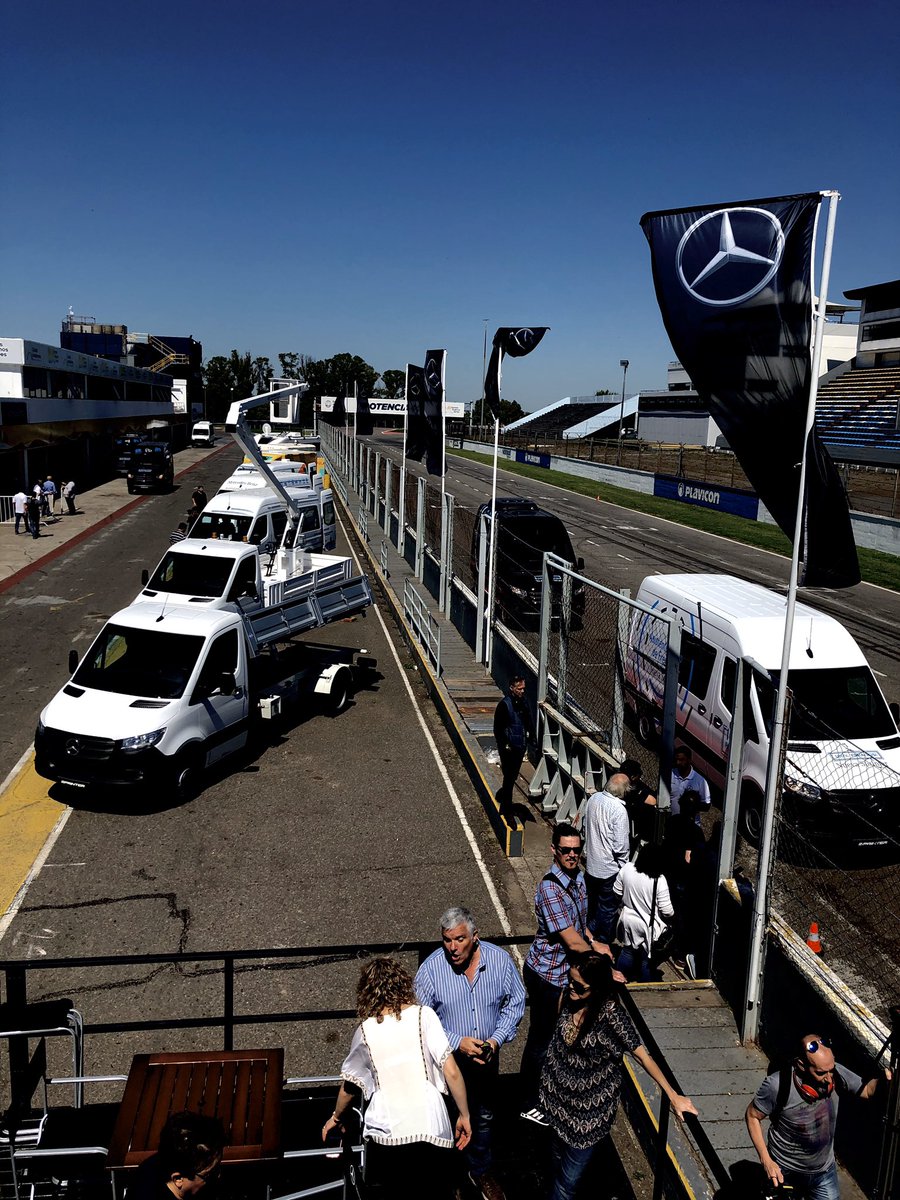 MercedesBenzArg's tweet photo. Hoy arrancamos temprano en el @AutodromoBA haciendo pruebas de manejo de la #NuevaSprinter 100% para vos! https://t.co/JGixYdpD2z