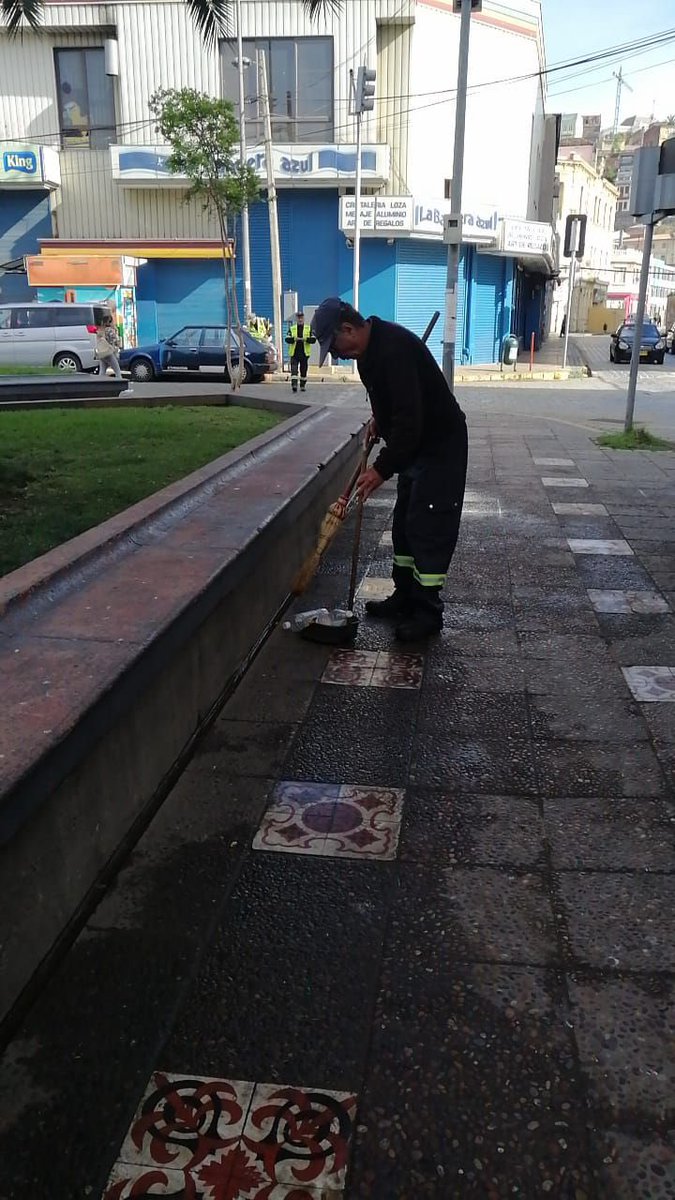 JorgeSharp's tweet photo. La @MunicipioValpo y sus funcionarios trabajan en todo Valparaíso. En cerros recolección de residuos y en el plan barrido y mantención de espacios públicos. ¡Seguiremos cuidando nuestra ciudad! #ValparaisocuidaValparaiso https://t.co/wniVFlpTon