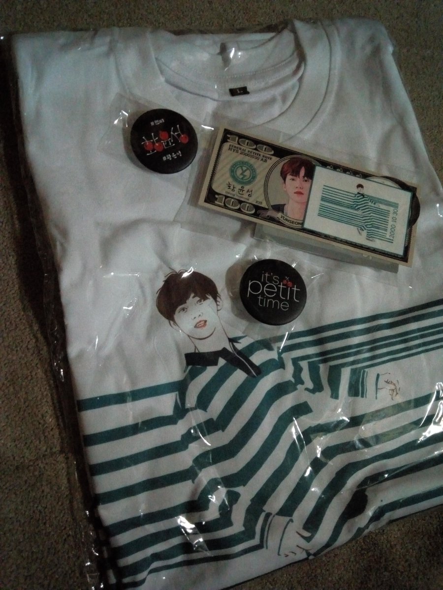 Akhirnya pulang lembur dan unboxing paket yg nyampe rumah siang tadi...
Kyaaaaa... Makasih banyak kaos petit barcode, pin, sama bonus printilannya Kak <a href="/ratnayeol/">2026</a> ! 😍💕💕💕