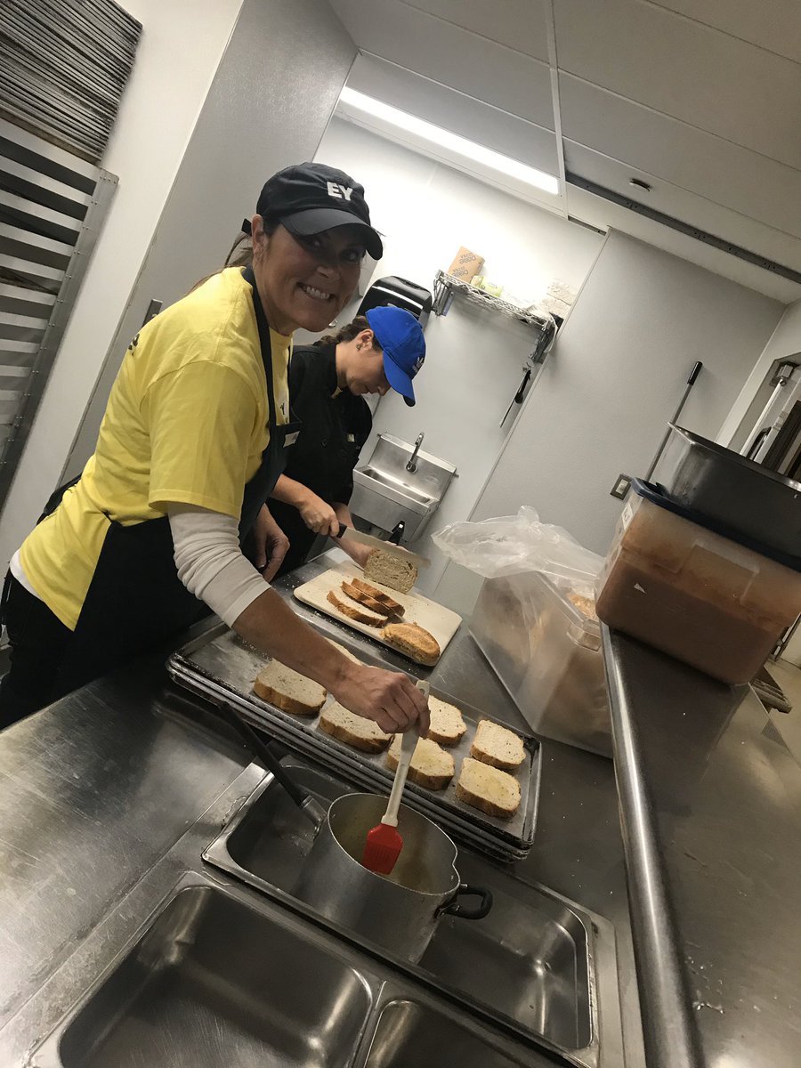 Had a fantastic experience volunteering with @LarryNash_EY and <a href="/EYangela/">Angela Sorrell</a> this week at Miriam’s Kitchen. Amazing organization. Feeding people in need in D.C.  Proud to work at #EY #BetterWorkingWorld @EY_CareersUS