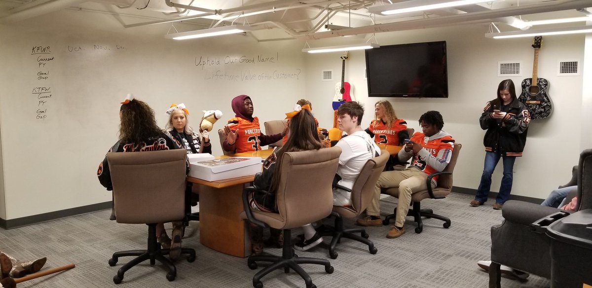 lisateague237's tweet photo. Thanks @959theranch for having us this morning!!! #FNL #959theranch #pinesthriveon959theranch 
#itsagreatdaytobeaporcupine https://t.co/hhkxd0N0kQ